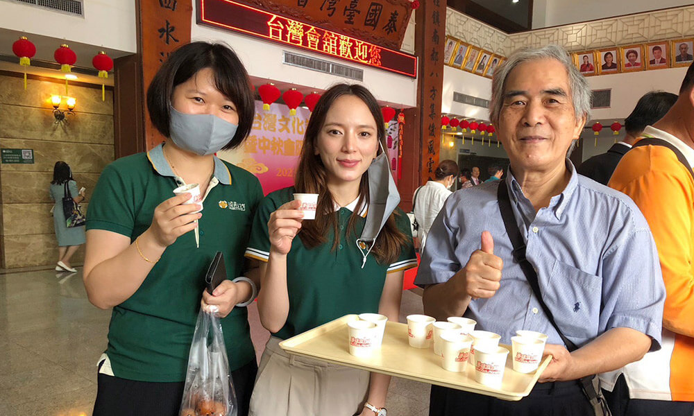 試吃活動於台灣會館場域，泰國民眾品嚐後給予正面的評價